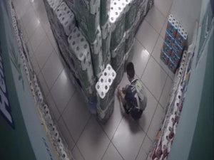 Bursa'da marketi böyle kundakladı! O çocuk kamerada
