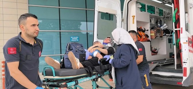 Bursa'da otomobil demir kapıya çarptı! Hastaneye böyle getirildiler