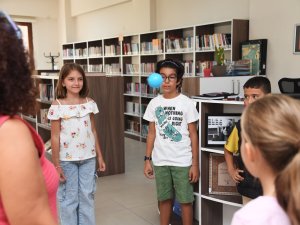 Bursa'da çocuklar oynayarak yazma alışkanlığı kazanıyor