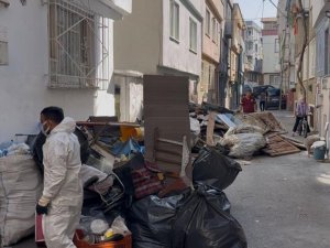 Bursa'da evi çöplüğe çevirmiş! 3 kamyon bile yetmedi