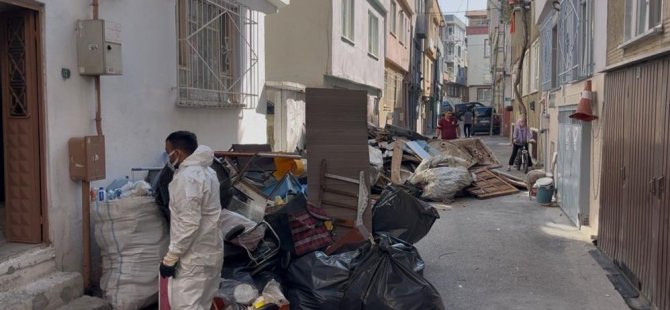 Bursa'da evi çöplüğe çevirmiş! 3 kamyon bile yetmedi