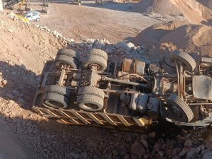 Bursa’da kontrolden çıkan hafriyat kamyonu devrildi
