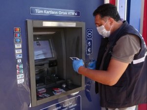Çalıntı kartlarla ATM'den para çekmeye kalkıştı