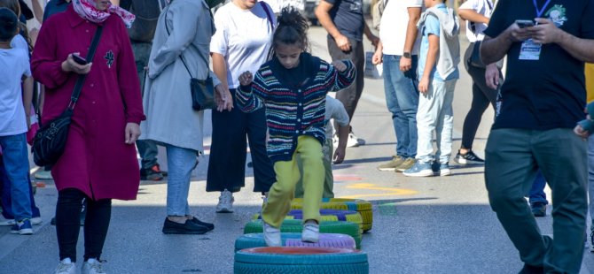 Bursa'da trafik kapandı, Heykel çocuklara kaldı