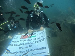 Bursa'da denize dalıp Filistin bayrağı açtılar