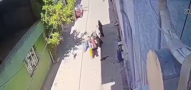 Bursa’da kucağında çocuğu olan anneyi tekme tokat dövdüler