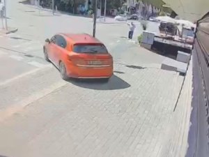 Bursa'da el freni çekilmeyen otomobil kuyumcuya daldı
