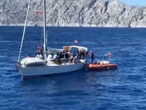 Yelkenli tekneye operasyon! 31 göçmen ve 2 kaçakçı yakalandı