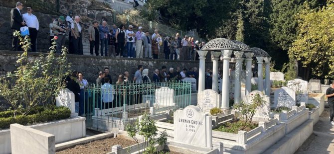 Sanat Güneşi Zeki Müren mezarı başında anıldı