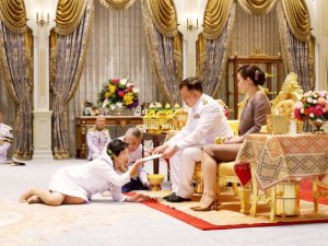 Tayland'da yeni hükümet göreve başladı