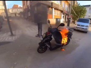 Bursa'da motosiklet alev topuna döndü! Vileda kovasıyla müdahale