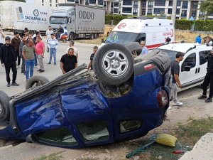 Bursa'da iki otomobil çarpıştı, 3 kişi yaralandı