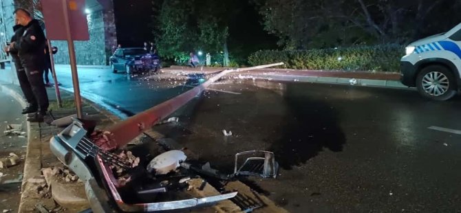 Bursa'da alkollü sürücü, elektrik direğine çarpıp kaçtı