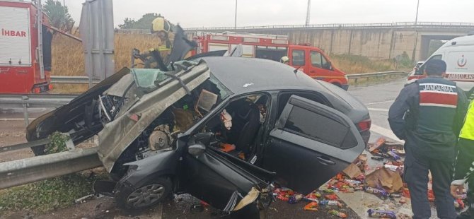 Bursa'da korkutan kaza! Otomobil bariyerlere ok gibi saplandı