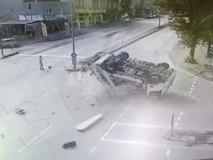 Bursa'da kaza anı kamerada! Çöp kamyonu böyle takla attı