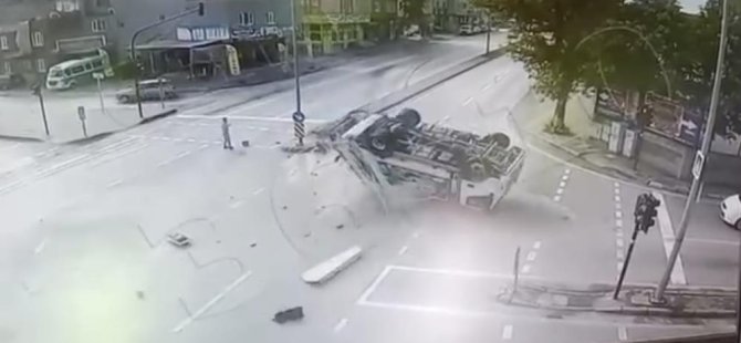Bursa'da kaza anı kamerada! Çöp kamyonu böyle takla attı