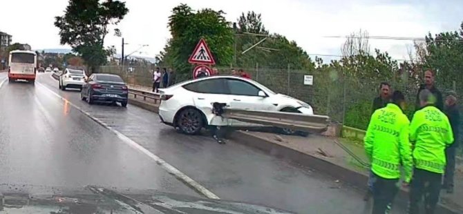 Kontrolden çıkan Tesla bariyere saplandı