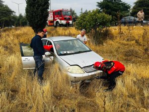 Otomobil yağmurda kayarak, şarampole uçtu