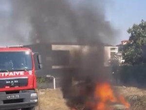 Bursa'da terk edilmiş otomobil alev alev yandı
