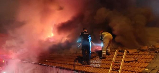 Bursa’da 4 dükkan alevlere teslim oldu