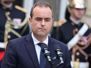 Fransa Başbakanı hükümeti kurup istifa etti