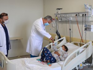 Bursa'da 13 yaşındaki Fehmi, babasının böbreğiyle hayata döndü