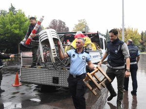 Bursa'da işgal edilen kaldırım ve yollar temizlendi