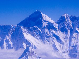 Everest’te kurtarılmayı bekleyen 200 dağcı tahliye edildi