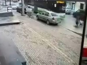 Bursa'da kaza anları kamerada! Ölümden döndüler
