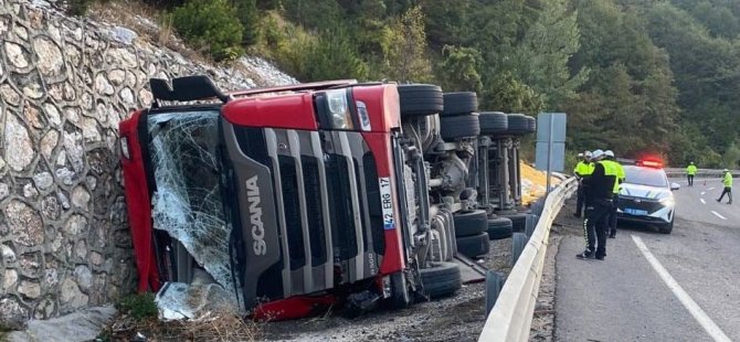 Bursa'da kontrolden çıkan yem yüklü tır devrildi