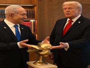 Netanyahu, Trump'a "Altın Güvercin" hediye etti
