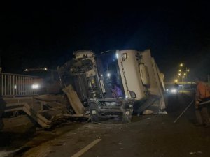 Kontrolden çıkan tır, bariyerleri biçip yan yattı