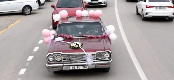 Bursa'da klasik otomobil ile meme kanserine dikkat çekti