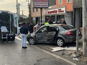 Bursa'da beton direğe çarpan otomobil sürücüsü yaralandı