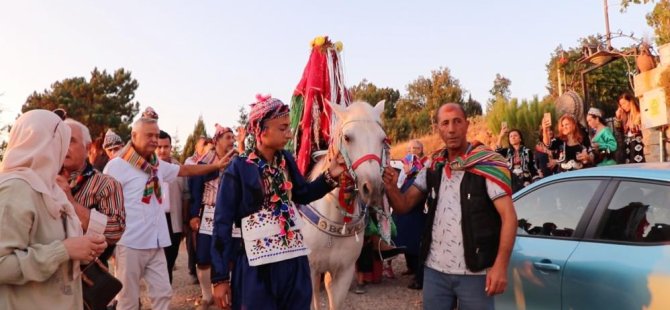 Bursa'da profesörle doçent, Yörük kıyafeti giyip köy düğünü yaptı