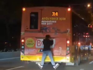 Bursa'da otobüs arkasında tehlikeli yolculuk