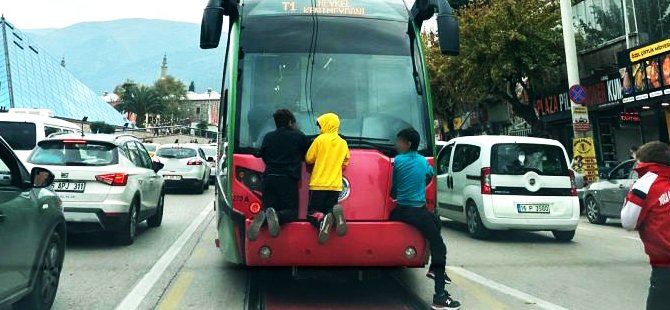 Bursa'da tramvay arkasında ölümüne yolculuk!