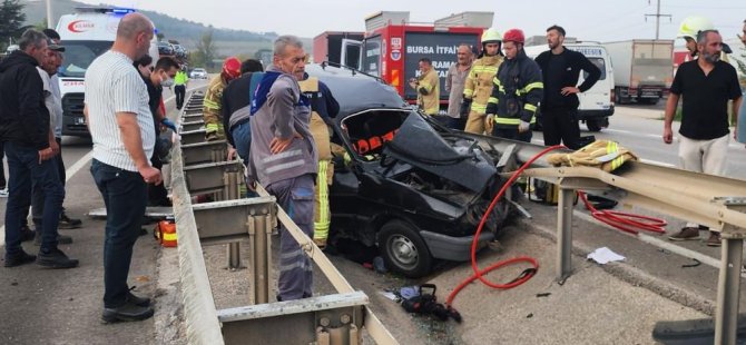 Bursa'da feci kaza! Bariyerlere ok gibi saplandı... 4 yaralı
