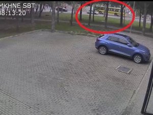 Bursa'da saniye saniye kaza! Belediye otobüsü böyle çarptı...