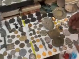 Bursa'da define acılarına darbe! Yatak odasından hazine çıktı
