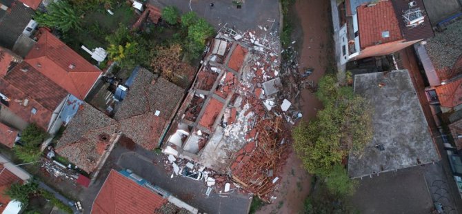 Sındırgı depreminde 3 bina yıkıldı, çok sayıda hasarlı bina var