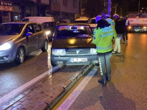 Bursa'da direksiyon başında fenalaşıp, refüje çarptı