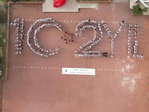 Bursa'da öğrenciler Cumhuriyetin 102.yılını çizdi