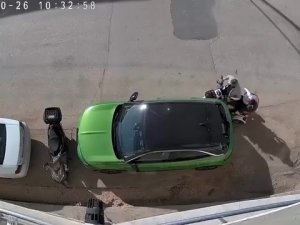 Bursa'da park halindeki otomobile çarpıp kaçtı