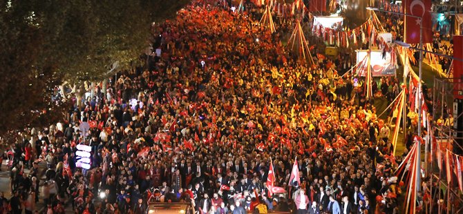 Bursa'da onbinler Cumhuriyet için yürüdü