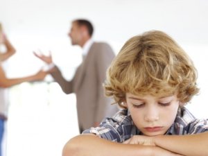 Çocuğu arada bırakmak aileyi yıpratıyor!