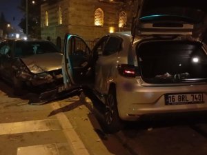 Bursa'da kaza yapan otomobil refüje çarpıp durabildi