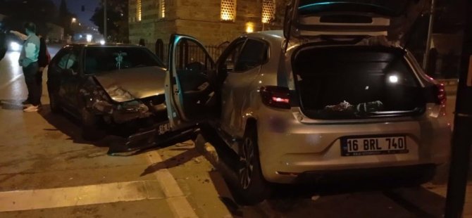 Bursa'da kaza yapan otomobil refüje çarpıp durabildi