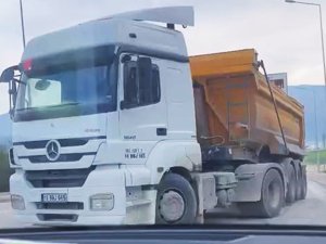 Bursa'da ters şeritteki kamyon 'pes' dedirtti