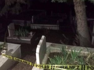 Ünlü iş insanı mezarlıkta asılı halde ölü bulundu